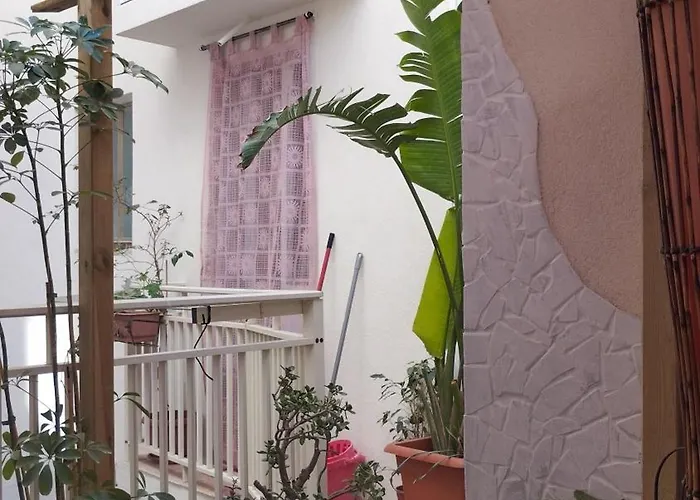 Very Small House *